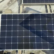 Panneau photovoltaïque propre et dégagé après nettoyage
