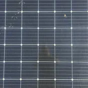 Panneau photovoltaïque couvert de poussière et de salissures avant nettoyage