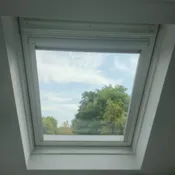 La même fenêtre de toit vue de l’intérieur, vitre parfaitement transparente après nettoyage